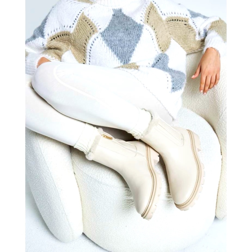 River Island- Cream faux fur lined Chelsea boots
NWT